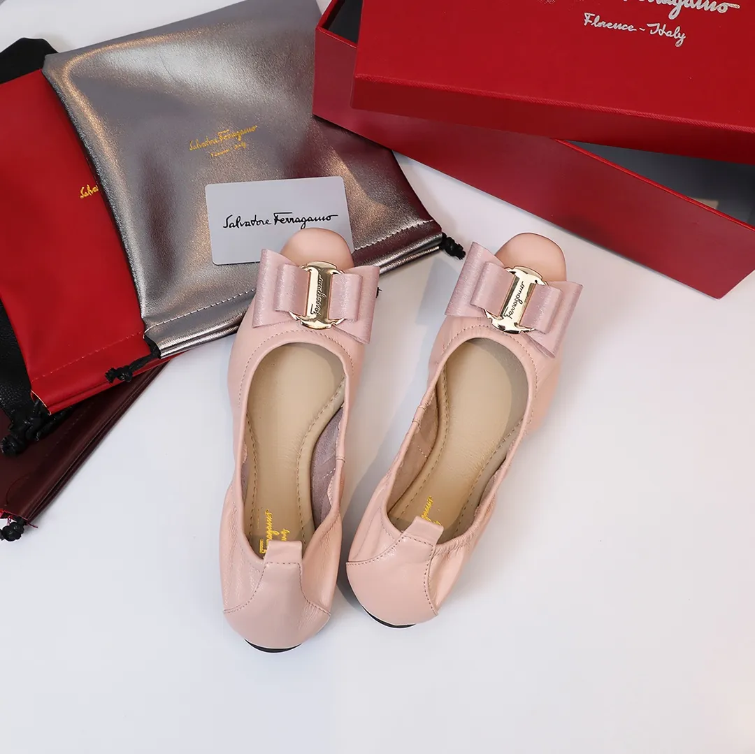 👟👟Ex-factory price 360👟👟 Early spring new style Salvatore Ferragamo hot style small square toe egg roll shoes [wit] 5mm high elastic latex, so soft you want to cry❗️The toe is equipped with Ferragamo's signature hardware butterfly🦋 buckle. Newly opened mold and upgraded outsole, 1cm heel is comfortable and not tiring. Upper: mixed sheepskin Inner pads: light goatskin (non-fading) Color: black, white, gun, red, burgundy, blue, pink Code number: 34-41